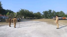 Bupati Rusli Moidady memberi arahan disiplin ASN pada apel gabungan Bangkep, (24/8/26).