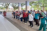 Kepala Bagian Umum Sekretariat DPRD Banggai Kepulauan (Bangkep), Calli Warsito Supa, memimpin apel rutin pada Jumat (28/8/2026). 