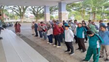 Kepala Bagian Umum Sekretariat DPRD Banggai Kepulauan (Bangkep), Calli Warsito Supa, memimpin apel rutin pada Jumat (28/8/2026).