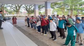 Kepala Bagian Umum Sekretariat DPRD Banggai Kepulauan (Bangkep), Calli Warsito Supa, memimpin apel rutin pada Jumat (28/8/2026). 