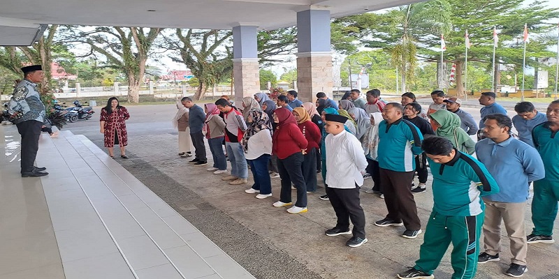 Kepala Bagian Umum Sekretariat DPRD Banggai Kepulauan (Bangkep), Calli Warsito Supa, memimpin apel rutin pada Jumat (28/8/2026).