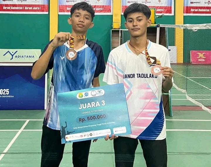 Dua pelajar asal Kabupaten Banggai Kepulauan, Davies E. Dalim dan Edward Laempah, meraih juara III nomor ganda putra pada pertandingan Inscourt antar-pelajar SMA sederajat tingkat Sulawesi Tengah di GOR Siranindi, Kota Palu, Jumat (28/8/26).