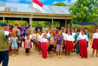 Kepala Dinas Dukcapil Tojo Una-Una Ruslan Siparante bersama Camat Ulubongka Ilham Dg. Marola menyapa dan memberikan motivasi kepada para guru dan siswa kelas jauh Tibe’i dan Uesora, SDN Uebone Hulu, Desa Kasiala, Kecamatan Ulubongka, Jumat (28/8/26).

