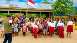 Kepala Dinas Dukcapil Tojo Una-Una Ruslan Siparante bersama Camat Ulubongka Ilham Dg. Marola menyapa dan memberikan motivasi kepada para guru dan siswa kelas jauh Tibe’i dan Uesora, SDN Uebone Hulu, Desa Kasiala, Kecamatan Ulubongka, Jumat (28/8/26).
