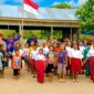 Kepala Dinas Dukcapil Tojo Una-Una Ruslan Siparante bersama Camat Ulubongka Ilham Dg. Marola menyapa dan memberikan motivasi kepada para guru dan siswa kelas jauh Tibe’i dan Uesora, SDN Uebone Hulu, Desa Kasiala, Kecamatan Ulubongka, Jumat (28/8/26).
