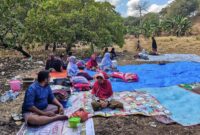 Ilustrasi. Warga terdampak gempa NTT mengunsi ditempat yang lebih aman. (CNN Indonesia)