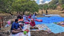 Ilustrasi. Warga terdampak gempa NTT mengunsi ditempat yang lebih aman. (CNN Indonesia)