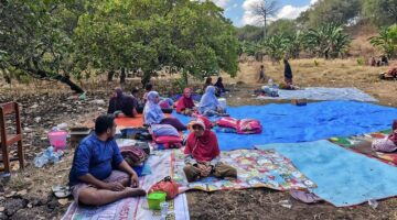 Ilustrasi. Warga terdampak gempa NTT mengunsi ditempat yang lebih aman. (CNN Indonesia)