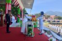 Wakil Bupati Tojo Una-Una Surya Lapasiri menyerahkan duplikat Bendera Merah Putih kepada pembawa baki dari SMA Negeri 1 Ampana Kota, pada upacara peringatan HUT ke-81 Kemerdekaan Republik Indonesia di Lapangan Kota Bumi Mas, Ampana, Senin (17/8/2026).