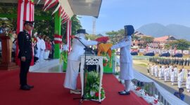 Wakil Bupati Tojo Una-Una Surya Lapasiri menyerahkan duplikat Bendera Merah Putih kepada pembawa baki dari SMA Negeri 1 Ampana Kota, pada upacara peringatan HUT ke-81 Kemerdekaan Republik Indonesia di Lapangan Kota Bumi Mas, Ampana, Senin (17/8/2026).