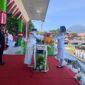 Wakil Bupati Tojo Una-Una Surya Lapasiri menyerahkan duplikat Bendera Merah Putih kepada pembawa baki dari SMA Negeri 1 Ampana Kota, pada upacara peringatan HUT ke-81 Kemerdekaan Republik Indonesia di Lapangan Kota Bumi Mas, Ampana, Senin (17/8/2026).