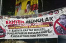  Sejumlah spanduk berisi penolakan terhadap rencana kedatangan mantan Presiden Jokowi terpasang di sejumlah titik di Kabupaten Tangerang, Banten (CNN Indonesia)

