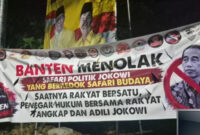  Sejumlah spanduk berisi penolakan terhadap rencana kedatangan mantan Presiden Jokowi terpasang di sejumlah titik di Kabupaten Tangerang, Banten (CNN Indonesia)

