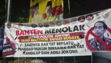 Sejumlah spanduk berisi penolakan terhadap rencana kedatangan mantan Presiden Jokowi terpasang di sejumlah titik di Kabupaten Tangerang, Banten (CNN Indonesia)