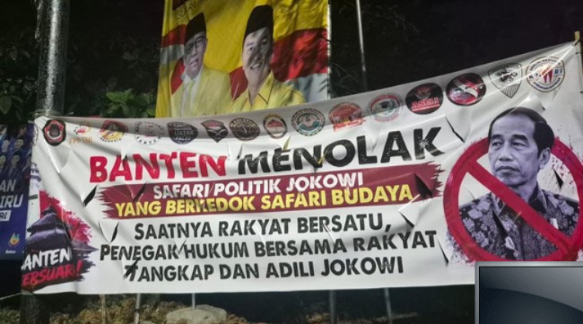 Sejumlah spanduk berisi penolakan terhadap rencana kedatangan mantan Presiden Jokowi terpasang di sejumlah titik di Kabupaten Tangerang, Banten (CNN Indonesia)