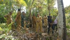 Wakil Bupati Banggai Kepulauan, Serfi Kambey, meninjau lokasi rencana pembangunan Kampung Nelayan di Desa Bajo, Kecamatan Liang, Senin (31 Agustus 2026).