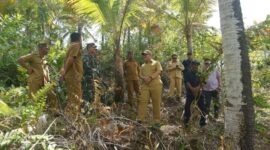 Wakil Bupati Banggai Kepulauan, Serfi Kambey, meninjau lokasi rencana pembangunan Kampung Nelayan di Desa Bajo, Kecamatan Liang, Senin (31 Agustus 2026).