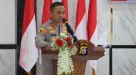 Kapolda Sulawesi Tengah Irjen Pol Nasri memberikan arahan kepada personel Polres Tojo Una-Una saat kunjungan kerja di Mako Polres Tojo Una-Una, Selasa (25/8/2026).
