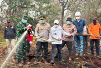Kapolda Riau, Irjen Herry Heryawan,Pangdam XIX/Tuanku Tambusai, Mayjen Agus Hadi Waluyo dan Kepala BPBD dan Damkar Riau, Edy Afrizal, memimpin langsung penanganan kebakaran hutan dan lahan (karhutla) di Pelalawan. (mcr)