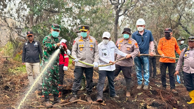Kapolda Riau, Irjen Herry Heryawan,Pangdam XIX/Tuanku Tambusai, Mayjen Agus Hadi Waluyo dan Kepala BPBD dan Damkar Riau, Edy Afrizal, memimpin langsung penanganan kebakaran hutan dan lahan (karhutla) di Pelalawan. (mcr)