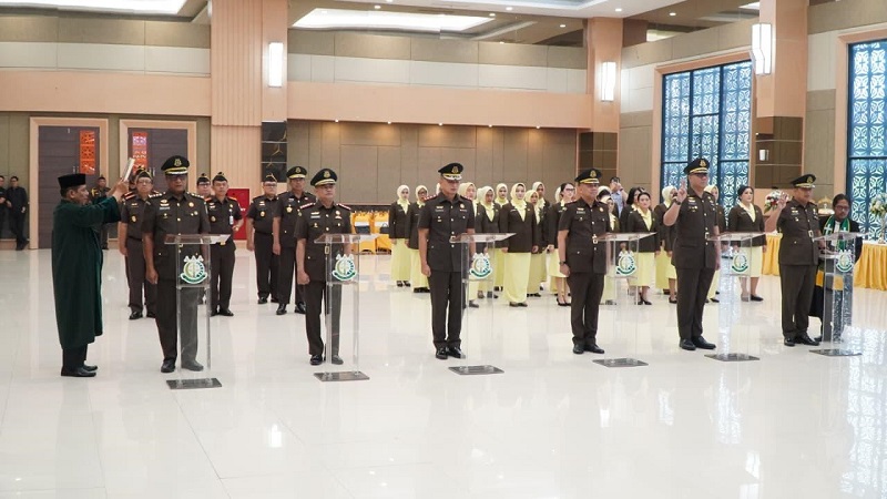 Kajati Riau I Dewa Gede Wirajana melantik Rizky Fahrurrozi sebagai Kajari Indragiri Hulu bersama sejumlah pejabat struktural lainnya di lingkungan Kejaksaan Tinggi Riau, dalam prosesi pelantikan yang berlangsung di Aula Sasana HM Prasetyo, Pekanbaru, Kamis (27/8/2026).