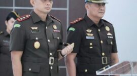 Kajari Tojo Una-Una yang baru David Razi berdiri dibagian kiri, dan berdiri dibagian kanan Kajari Baru Indragiri Hulu, Rizky. (ist)