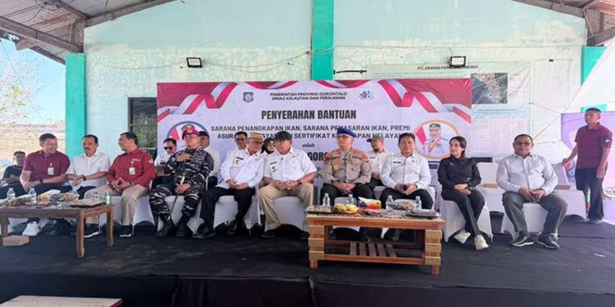 Pemerintah Provinsi Gorontalo menyerahkan ratusan paket sarana perikanan dan jaminan perlindungan kerja kepada puluhan nelayan di Pelabuhan Perikanan Inengo, Rabu (19/8/2026).