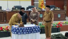 Bupati Banggai Kepulauan Rusli Moidady secara resmi menyampaikan dokumen anggaran strategis Rancangan Perubahan KUA PPAS 2026, dalam Rapat Paripurna DPRD Bangkep, Senin (10/8/2026).
