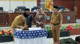 Bupati Banggai Kepulauan Rusli Moidady secara resmi menyampaikan dokumen anggaran strategis Rancangan Perubahan KUA PPAS 2026, dalam Rapat Paripurna DPRD Bangkep, Senin (10/8/2026).