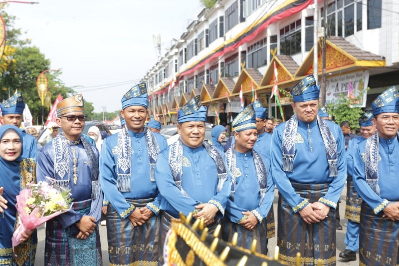 Plt Gubernur Riau, SF Hariyanto secara resmi membuka gelaran Festival Pacu Jalur 2026 di arena Tepian Narosa, Kabupaten Kuantan Singingi pada Rabu (19/8/2026). (mcriau)