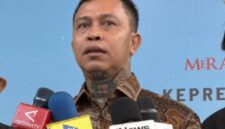 Pemimpin Besar Pasukan Merah Tariu Borneu Bangkule Rajakng (TBBR) Panglima Jilah di Istana Kepresidenan, Jakarta Pusat, Jumat (28/8). (CNN Indonesia)