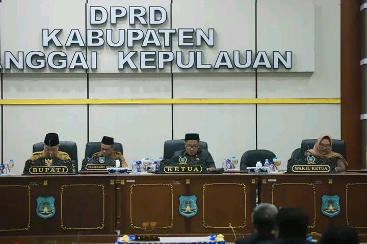 Ketua DPRD Banggai Kepulauan, Arkam Supu, memimpin rapat paripurna penetapan KUA dan PPAS Tahun Anggaran 2027 di Ruang Sidang Paripurna DPRD Bangkep, Jumat (14/8/2026).