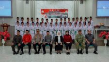 Wakil Bupati Tojo Una-Una Surya Lapasiri, mewakili Bupati Ilham Lawidu, mengukuhkan 33 anggota Pasukan Pengibar Bendera (Paskibra) Kabupaten Tojo Una-Una di Auditorium Kantor Bupati Tojo Una-Una, Sabtu malam (15/8/2026).
