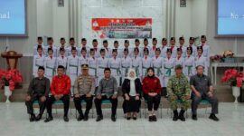 Wakil Bupati Tojo Una-Una Surya Lapasiri, mewakili Bupati Ilham Lawidu, mengukuhkan 33 anggota Pasukan Pengibar Bendera (Paskibra) Kabupaten Tojo Una-Una  di Auditorium Kantor Bupati Tojo Una-Una, Sabtu malam (15/8/2026).