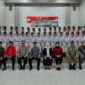 Wakil Bupati Tojo Una-Una Surya Lapasiri, mewakili Bupati Ilham Lawidu, mengukuhkan 33 anggota Pasukan Pengibar Bendera (Paskibra) Kabupaten Tojo Una-Una  di Auditorium Kantor Bupati Tojo Una-Una, Sabtu malam (15/8/2026).