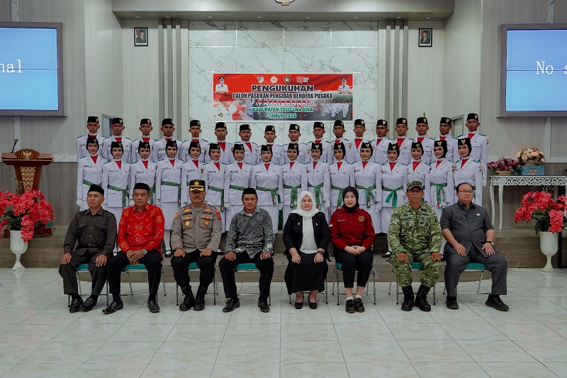 Wakil Bupati Tojo Una-Una Surya Lapasiri, mewakili Bupati Ilham Lawidu, mengukuhkan 33 anggota Pasukan Pengibar Bendera (Paskibra) Kabupaten Tojo Una-Una di Auditorium Kantor Bupati Tojo Una-Una, Sabtu malam (15/8/2026).