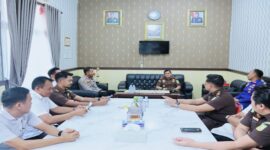 Kapolres Tojo Una-Una AKBP Yanna Djayawidya menerima kunjungan silaturahmi Kajari Tojo Una-Una yang baru, David Razi, bersama jajaran di Mapolres Tojo Una-Una, Rabu (26/8/2026).