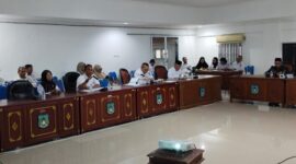 Bupati Bangkep Rusli Moidady, sekda Bangkep M. Aris Susanto dan Kepala Bapeda Aryono Orang bersama OPD terkait menghadiri rapat pembahasan kebijakan umum anggaran. (ist)