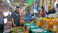 Bupati Banggai Kepulauan Rusli Moidady menggelar inspeksi mendadak (sidak) di Pasar Salakan pada Jumat (28/8/2026).