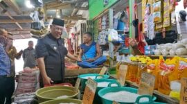 Bupati Banggai Kepulauan Rusli Moidady menggelar inspeksi mendadak (sidak) di Pasar Salakan pada Jumat (28/8/2026).