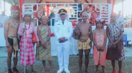 Warga suku terasing di wilayah Dataran Bulan, Kecamatan Ampana Tete, mengikuti upacara HUT Proklamasi Kemerdekaan RI ke-81 di Lapangan Dataran Bulan, Senin (17/8/2026). 
