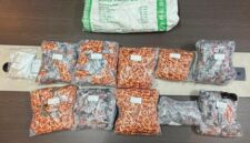Bareskrim Polri menangkap tiga orang pelaku peredaran vape berisi narkoba jenis etomidate di wilayah Rupat, Bengkalis, Riau.(Cnn Indonesia)
