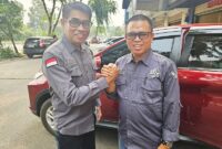  Ketua Umum PJS, Mahmud Marhaba (kiri ) salam kompak dengan Waketum PJS Ady Indra Pawennari (ist)
