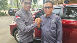  Ketua Umum PJS, Mahmud Marhaba (kiri ) salam kompak dengan Waketum PJS Ady Indra Pawennari (ist)