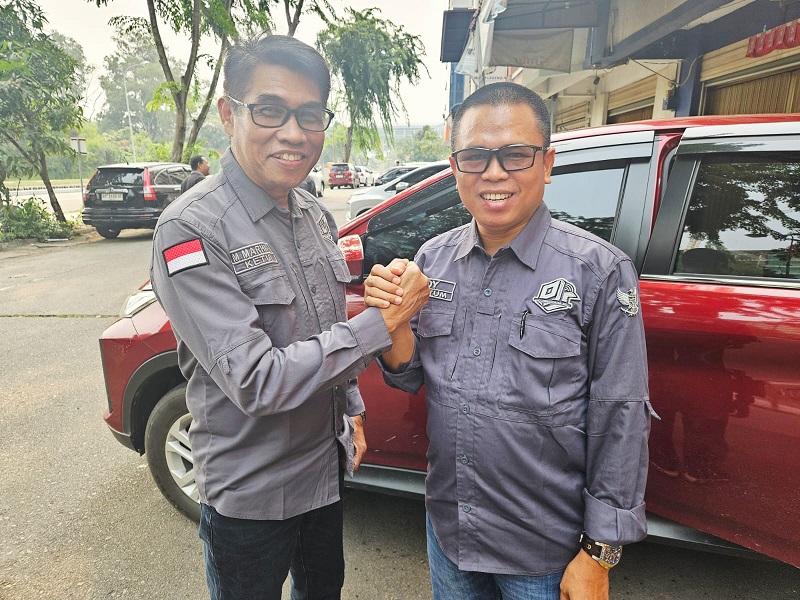 Ketua Umum PJS, Mahmud Marhaba (kiri ) salam kompak dengan Waketum PJS Ady Indra Pawennari (ist)