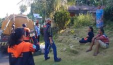 Kalak BPBD Bangkep meninjau sumber air dan menyalurkan bantuan air bersih ke 10 desa terdampak kekeringan di Bulagi.(ist)