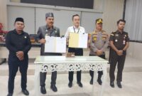 Sekda Tojo Una-Una Alfian Matajeng mewakili Bupati Ilham Lawidu bersama Wakil Ketua Pengadilan Negeri Poso Kelas IB Syahreza Papelma menandatangani Nota Kesepakatan pelaksanaan sidang di luar gedung pengadilan di Tojo Una-Una, di Ruang Rapat kantor Bupati setempat, Senin sore, (7/9/2026).