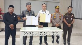 Sekda Tojo Una-Una Alfian Matajeng mewakili Bupati Ilham Lawidu bersama Wakil Ketua Pengadilan Negeri Poso Kelas IB Syahreza Papelma menandatangani Nota Kesepakatan pelaksanaan sidang di luar gedung pengadilan di Tojo Una-Una, di Ruang Rapat kantor Bupati setempat, Senin sore, (7/9/2026).