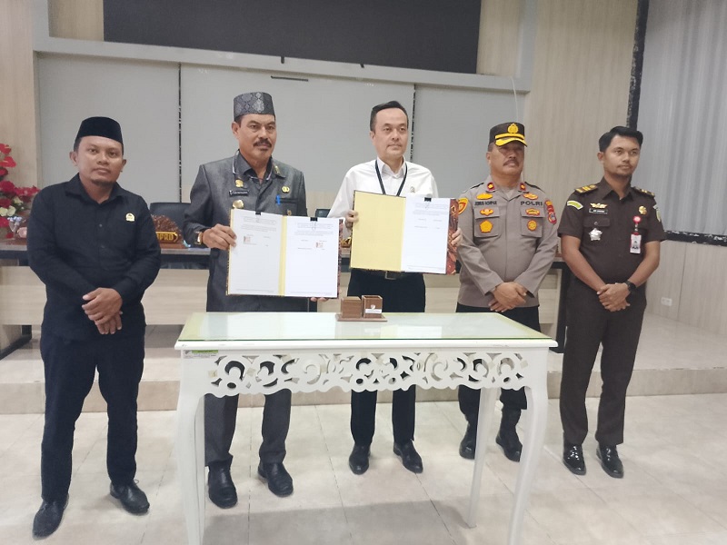 Sekda Tojo Una-Una Alfian Matajeng mewakili Bupati Ilham Lawidu bersama Wakil Ketua Pengadilan Negeri Poso Kelas IB Syahreza Papelma menandatangani Nota Kesepakatan pelaksanaan sidang di luar gedung pengadilan di Tojo Una-Una, di Ruang Rapat kantor Bupati setempat, Senin sore, (7/9/2026).