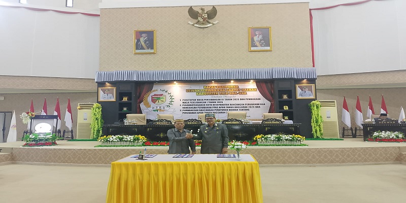 Penandatanganan Nota Kesepakatan Perubahan KUA dan PPAS APBD 2026 oleh Ketua DPRD Tojo Una-Una Gusnar A. Suleman dan Sekda Alfian Matajeng, Senin (7/9/2026).